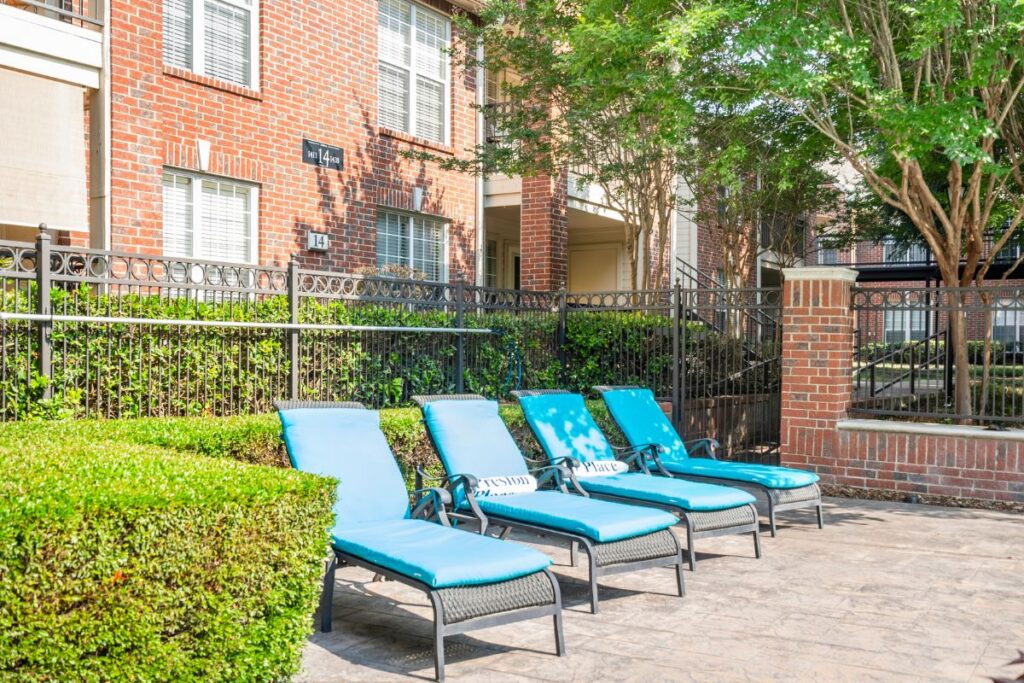 The Oaks at Plano lounge chairs outdoors