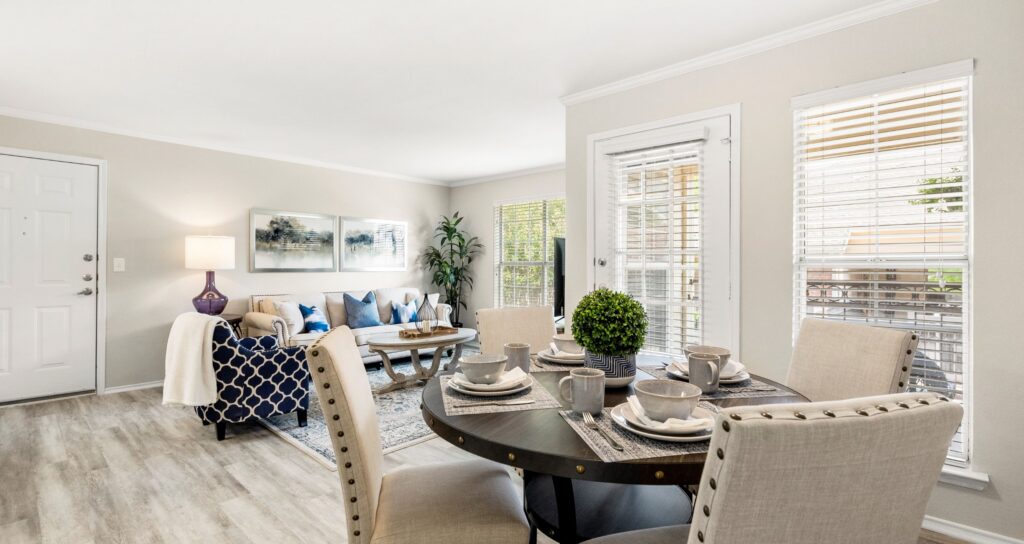 The Oaks at Plano living room and dining area